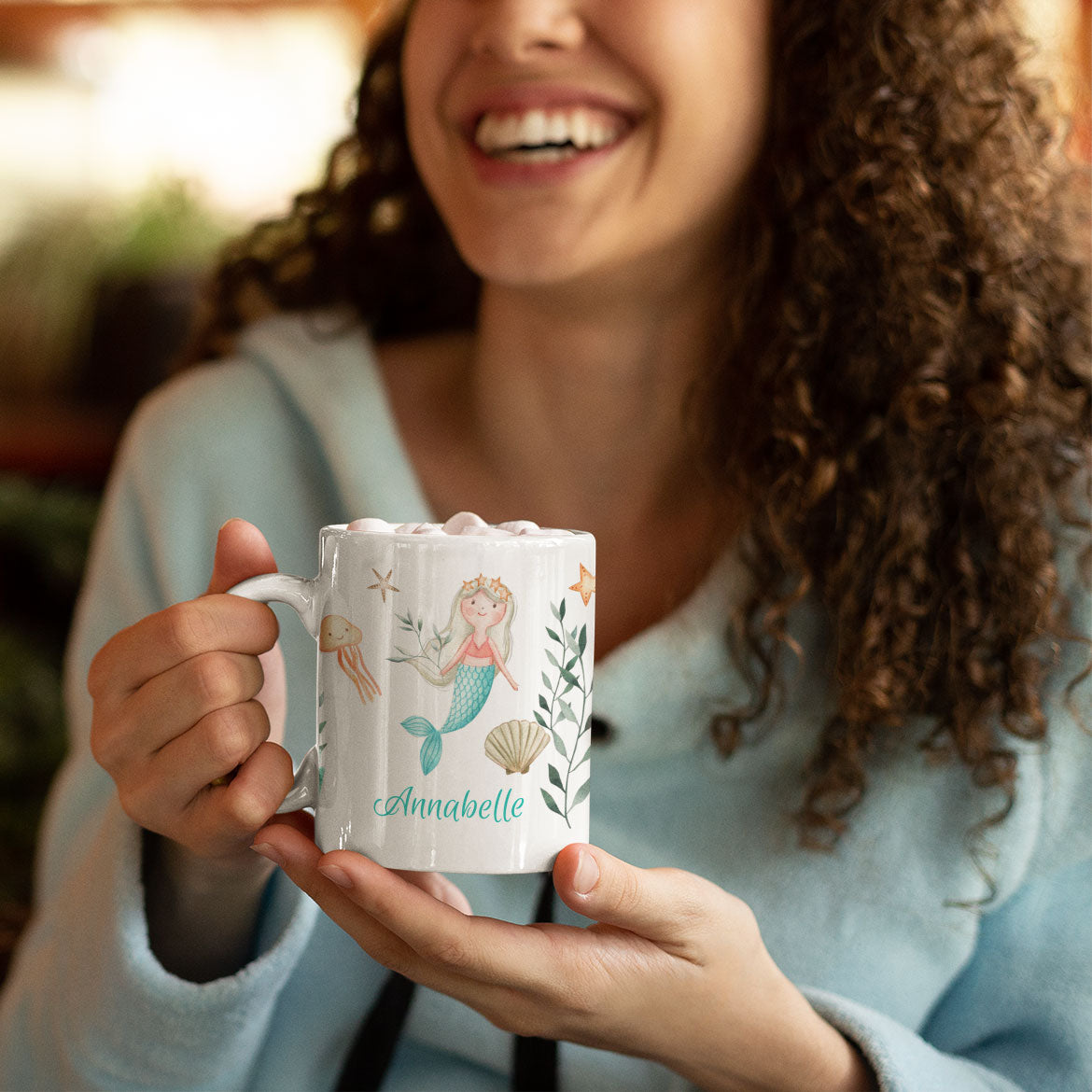 Personalisierte Kindertasse mit Namen – verschiedene Aquarell-Welten - kinder-druckerei.de