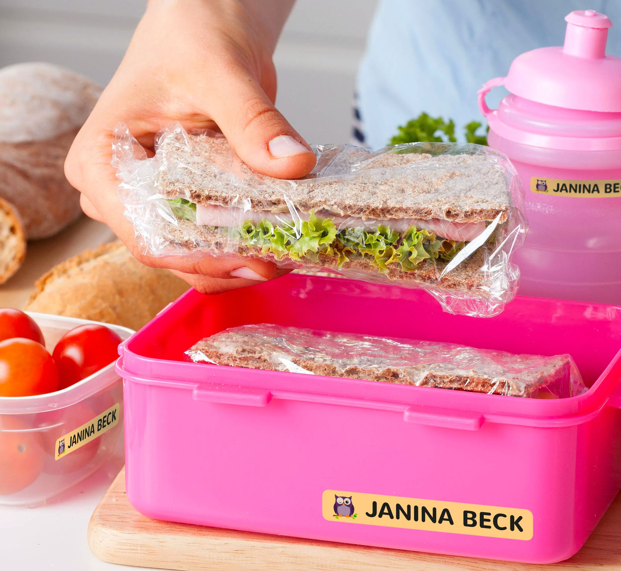 Namensaufkleber mit Namen und Kindermotiv im Familienalltag